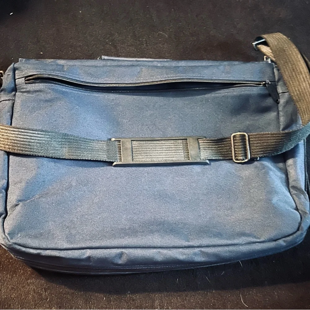 Stylish Aldo Men's Messenger Bag - Picture 5 of 6
